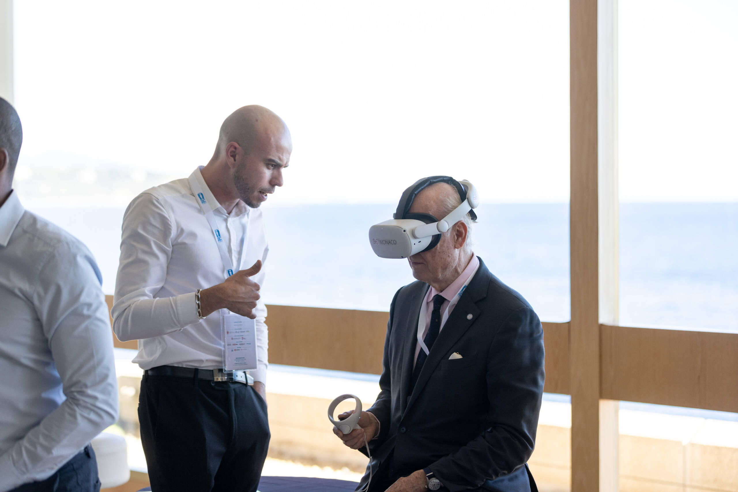 A person is having a fun and engaging time at a corporate event thanks to VR Experience. Une personne passe un moment amusant et engageant lors d'un événement d'entreprise grâce à l'expérience de la Réalité virtuelle.