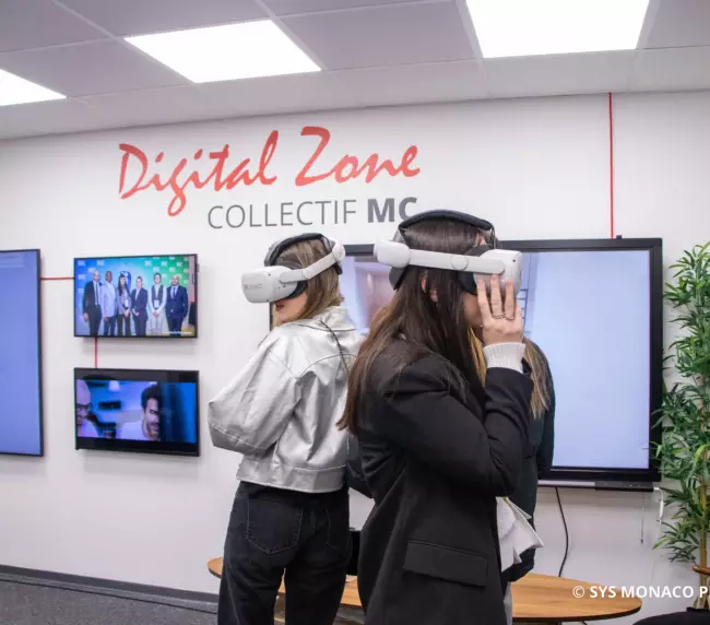 Two participants experiencing fully immersive virtual reality with VR headsets in an innovative event. Deux participants font l'expérience d'une réalité virtuelle totalement immersive avec des casques de RV dans le cadre d'un événement innovant.