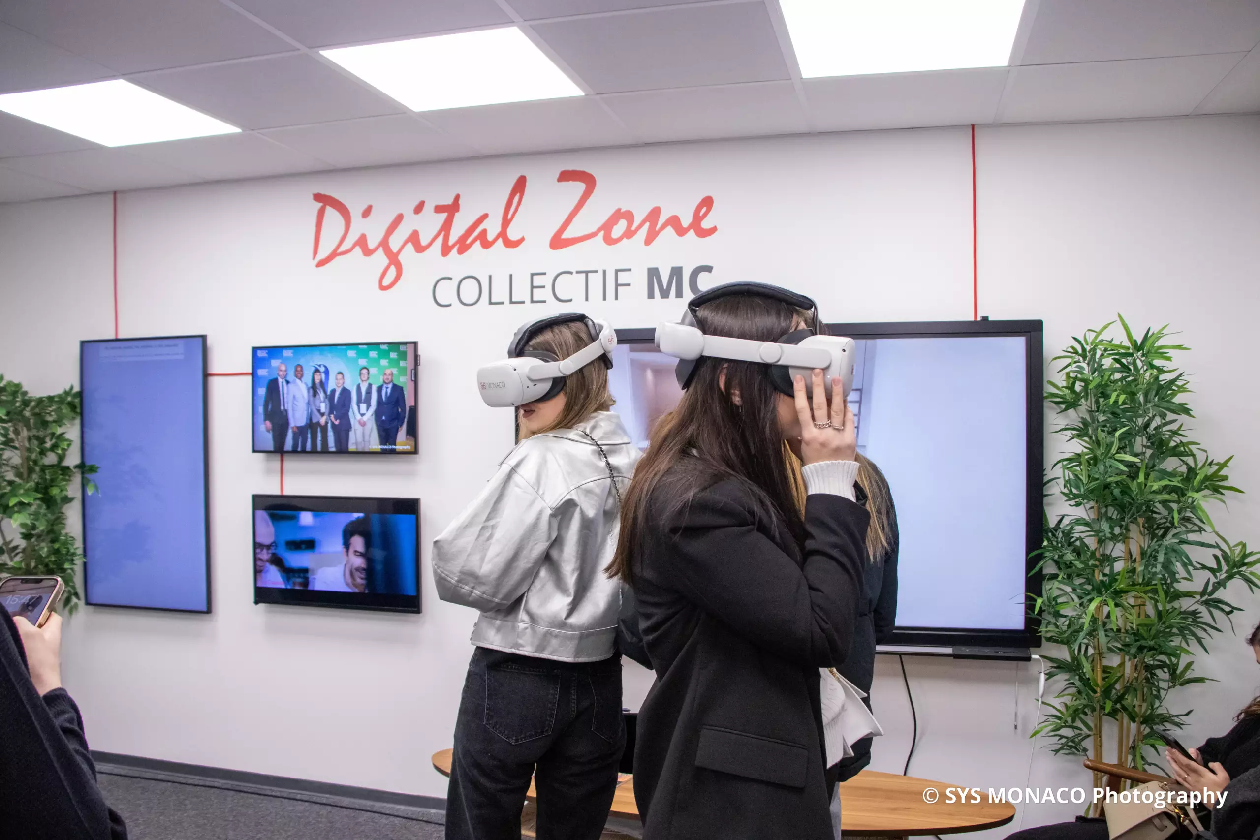 Two participants experiencing fully immersive virtual reality with VR headsets in an innovative event. Deux participants font l'expérience d'une réalité virtuelle totalement immersive avec des casques de RV dans le cadre d'un événement innovant.