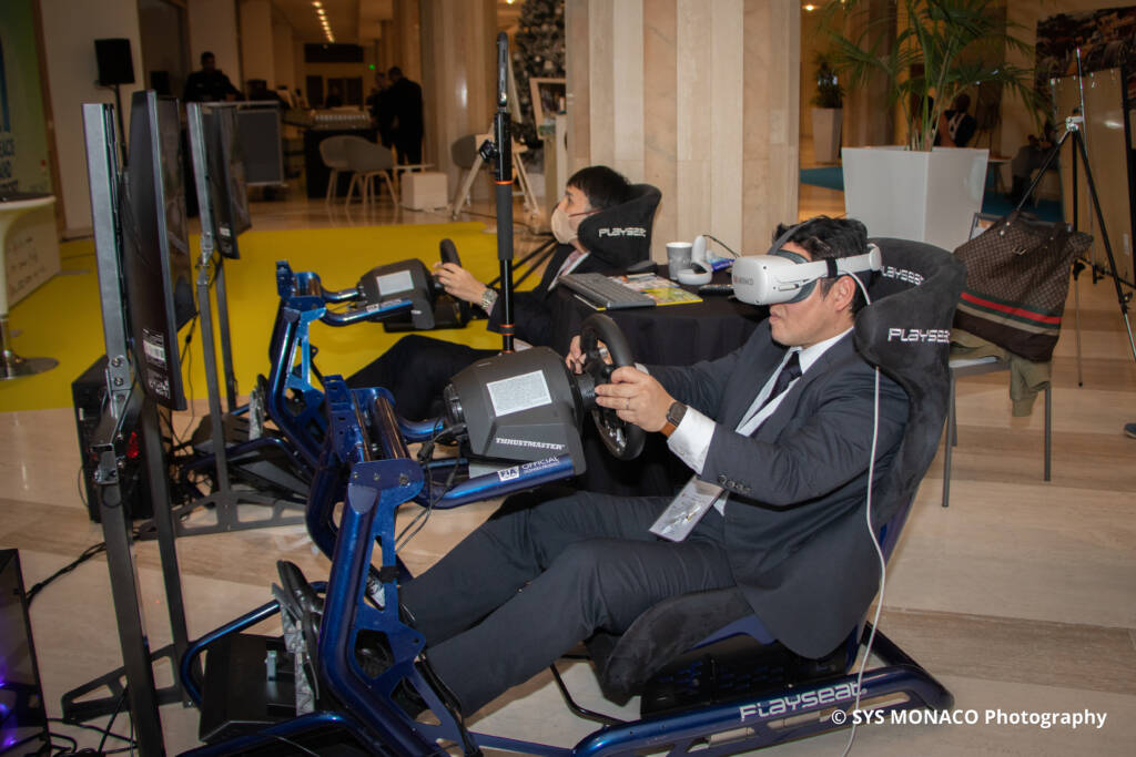 At a vibrant corporate event, two people are having fun with a VR sim racing experience. Lors d'un événement d'entreprise dynamique, deux personnes s'amusent avec un simulateur de course VR.