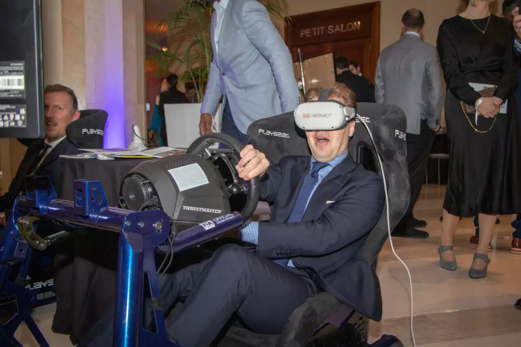 Photo of a person using Racing Simulator in an event. Photographie d'une personne utilisant le Racing Simulateur dans un événement.